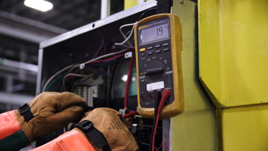 Elektriker beauftragen: E-Check und DGUV V3 erklärt