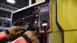 Elektriker beauftragen: E-Check und DGUV V3 erklärt